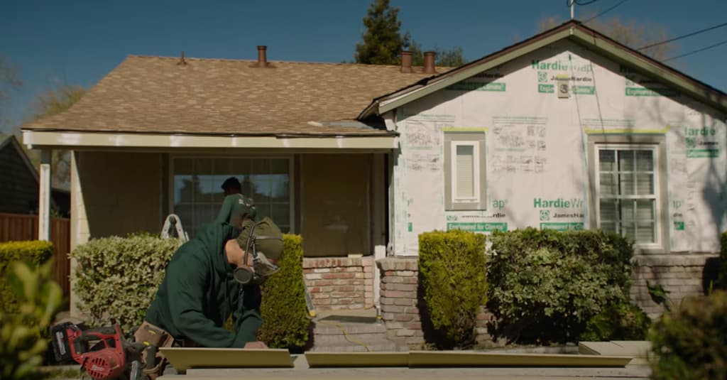 Peninsula Siding Company craftsman installing siding on site